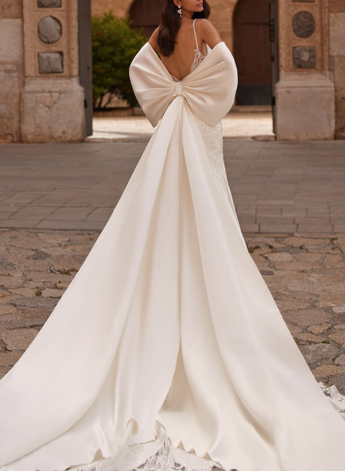 Luxury Trumpet V-Neck Spaghetti Straps Satin Wedding Dresses With Appliques Lace