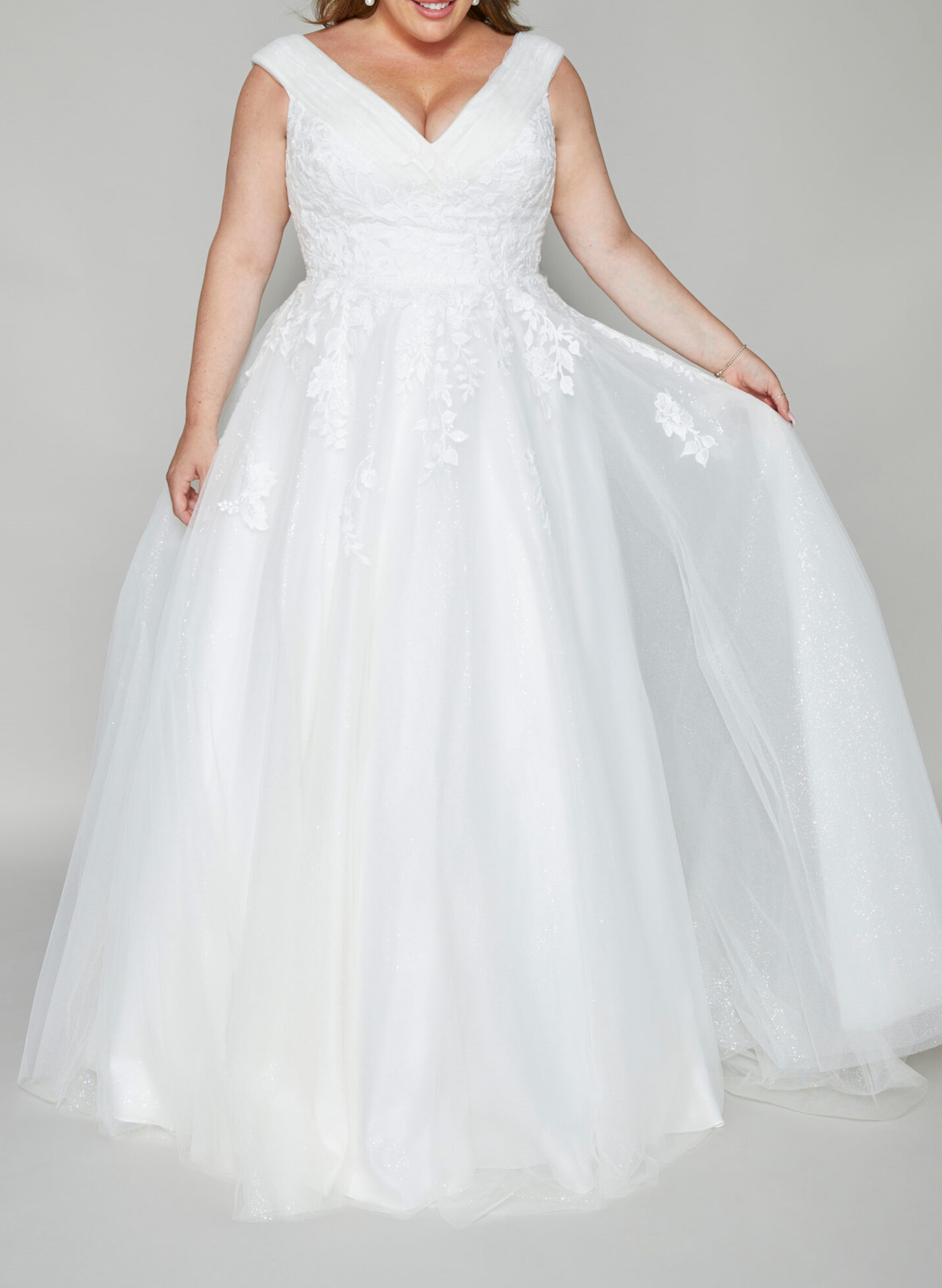 Elegant A-Line V-Neck Court Train Lace/Tulle Wedding Dresses