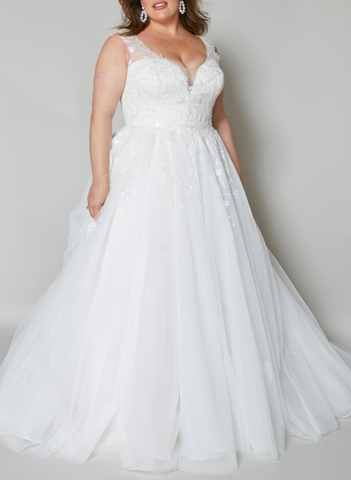 Elegant A-Line V-Neck Court Train Lace/Tulle Wedding Dresses