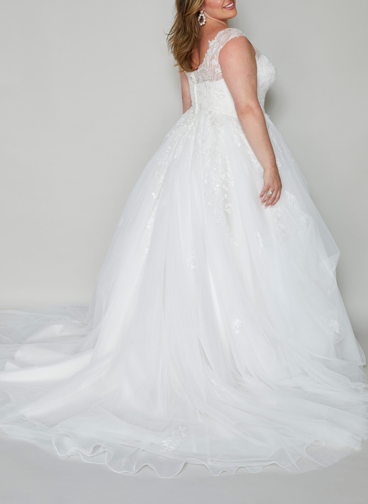 Elegant A-Line V-Neck Court Train Lace/Tulle Wedding Dresses