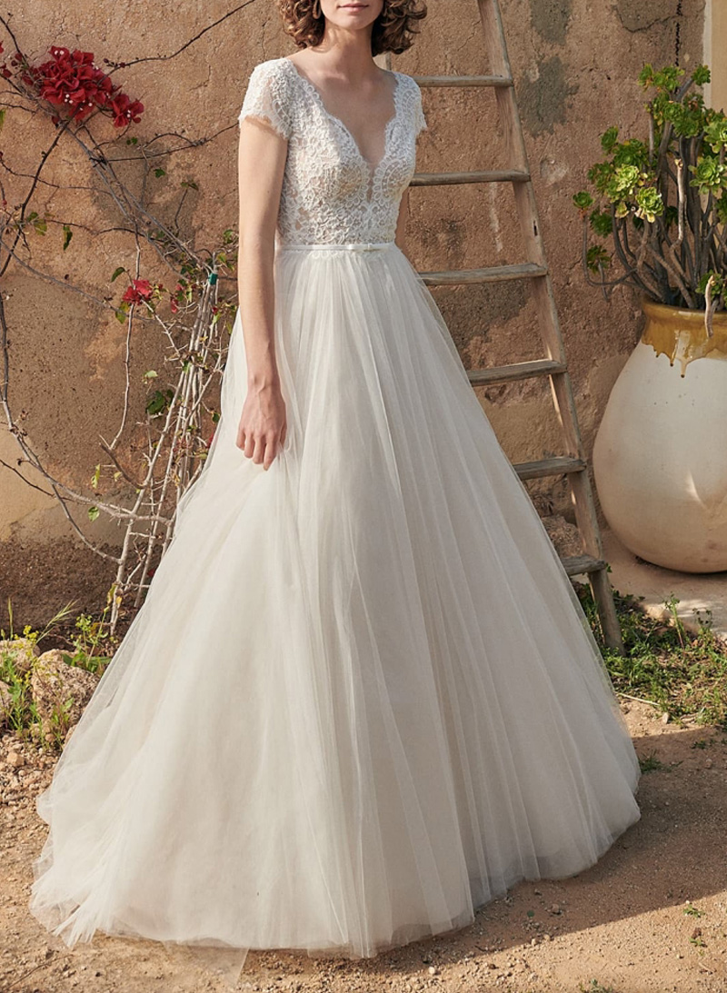 Classic Lace V-Neck Short Sleeves A-Line Sweep Train Tulle Wedding Dresses