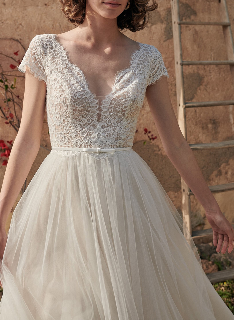 Classic Lace V-Neck Short Sleeves A-Line Sweep Train Tulle Wedding Dresses