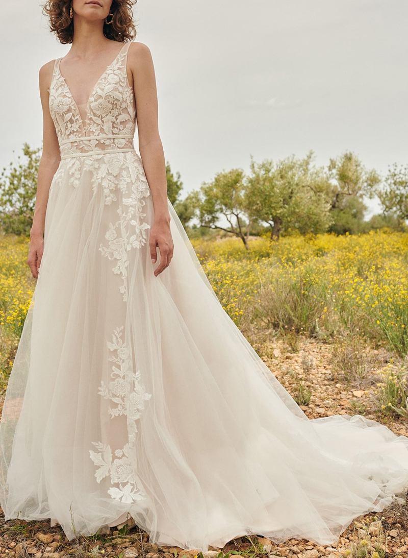 Dreamy V-Neck Appliques Lace A-Line Sweep Train Tulle Wedding Dresses