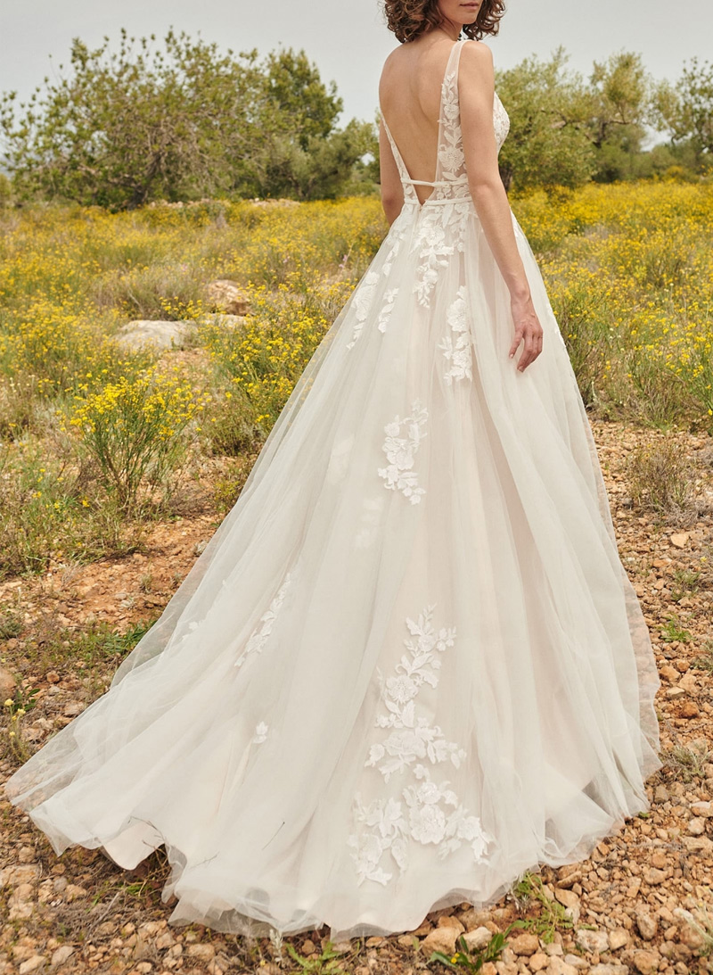 Dreamy V-Neck Appliques Lace A-Line Sweep Train Tulle Wedding Dresses