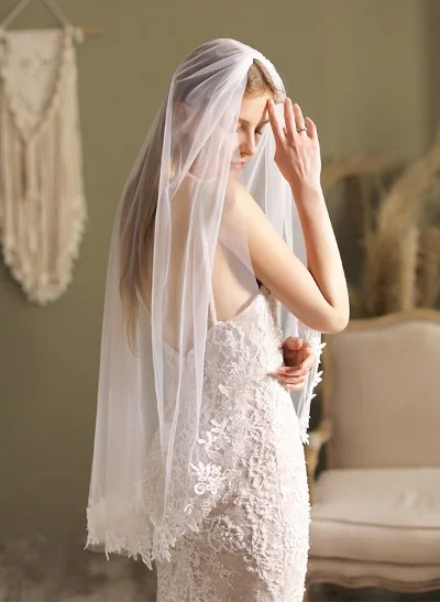 Single-Tier Fingertip Wedding Veils with Lace Appliqué Edge