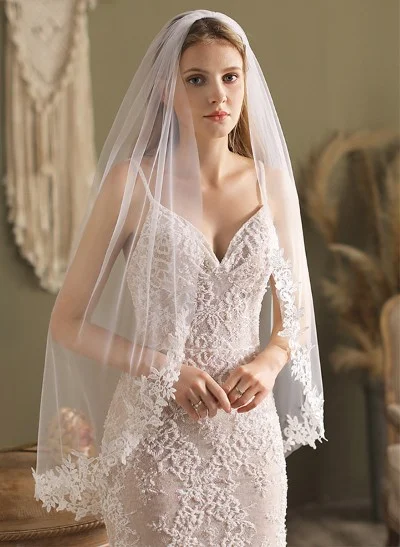 Single-Tier Fingertip Wedding Veils with Lace Appliqué Edge