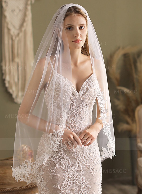 Lace Applique Edge One-Tier Fingertip Bridal Veils