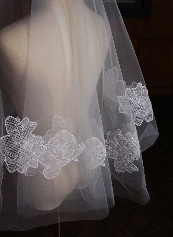 Cut Edge Two-Tier FIngertip Bridal Veils With Lace Floral