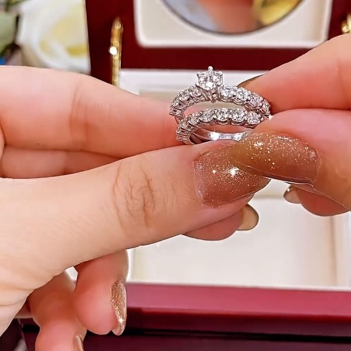 Elegant Round Cut Wedding Ring Set In Sterling Silver