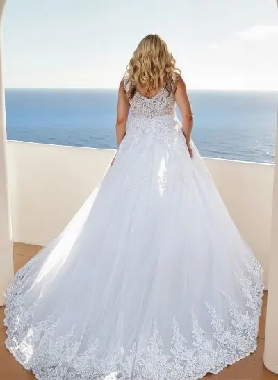 Plus Size A-Line V-Neck Sleeveless Court Train Tulle Wedding Dresses With Lace