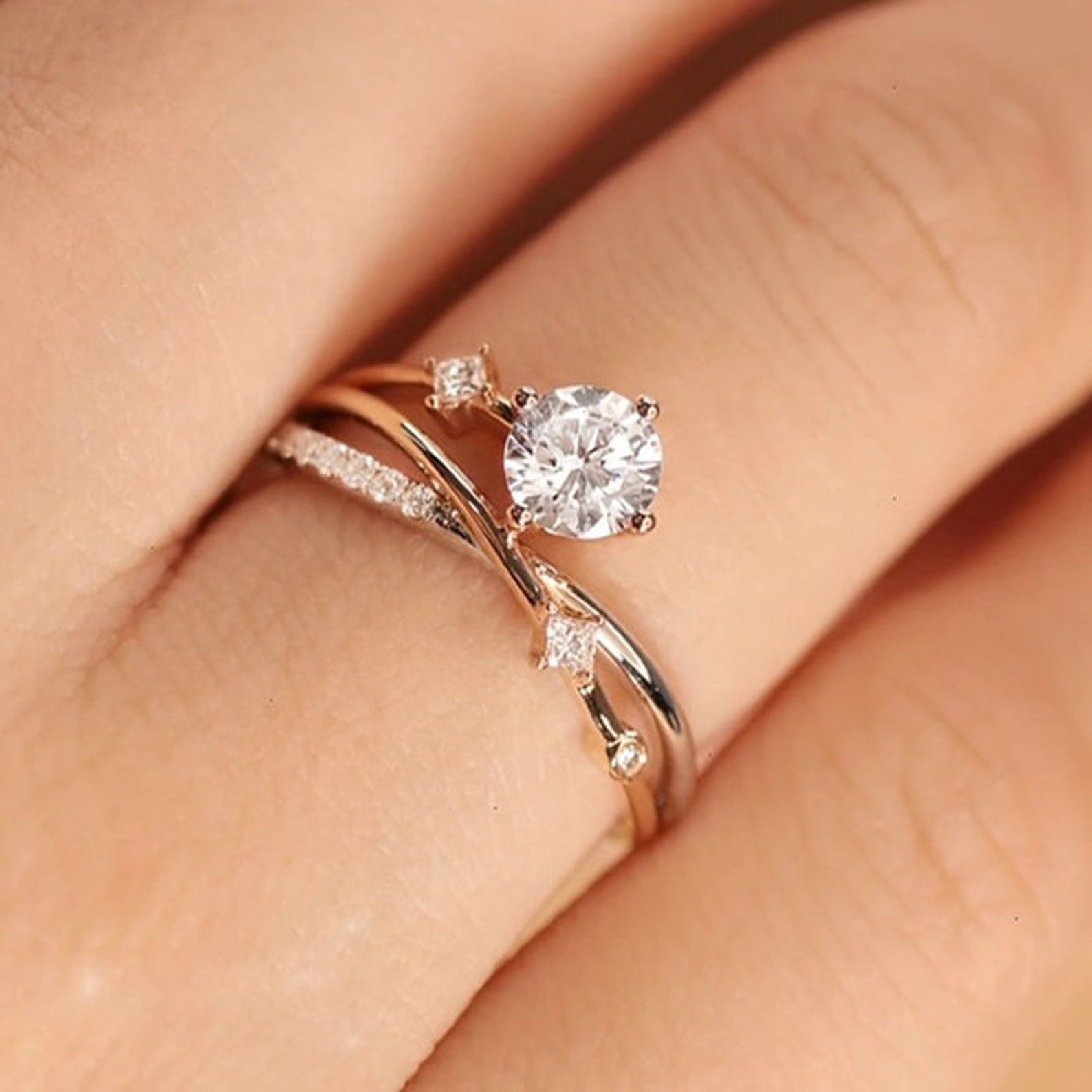 Luxurious Halo Round Cut Engagement Ring