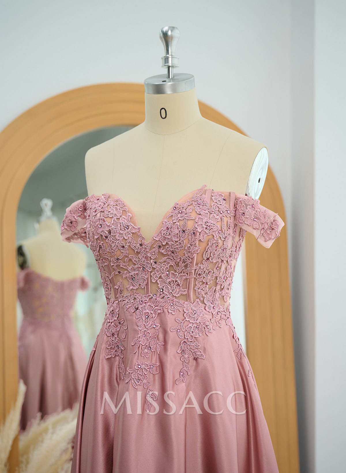 Elegant Off-The-Shoulder A-Line Satin Prom Dresses With Appliques Lace