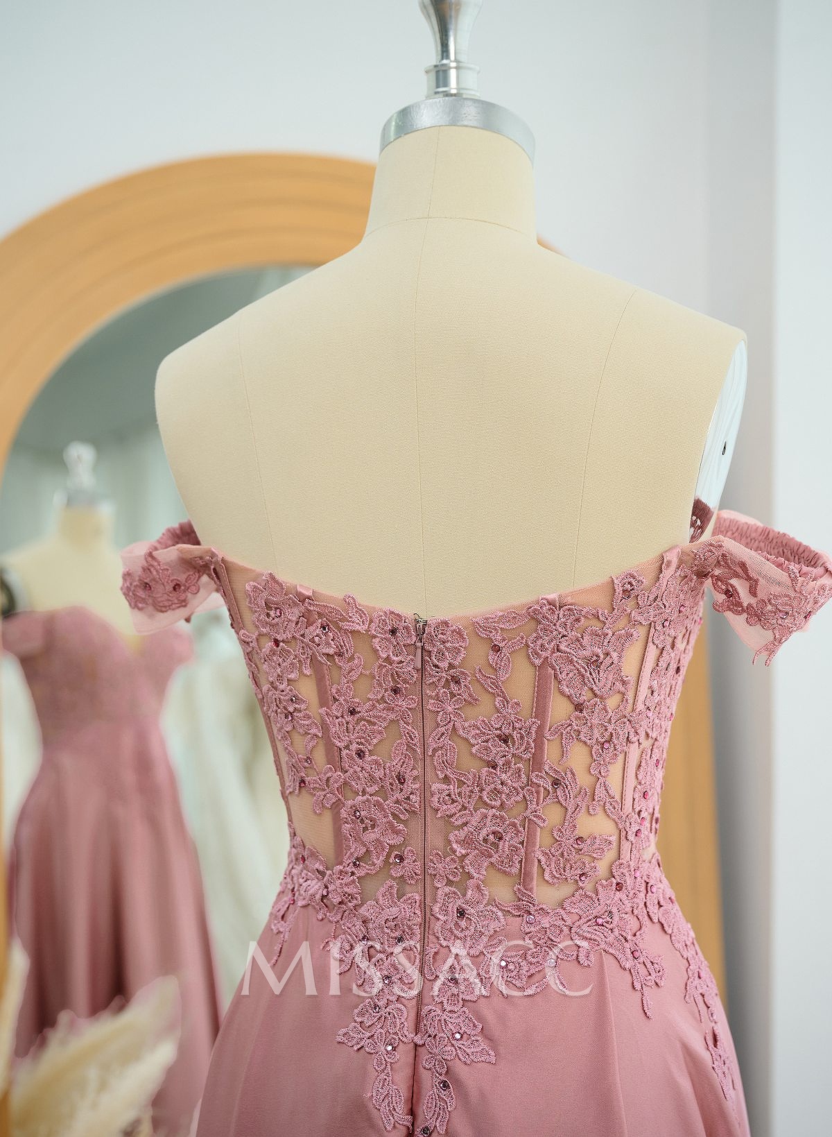 Elegant Off-The-Shoulder A-Line Satin Prom Dresses With Appliques Lace