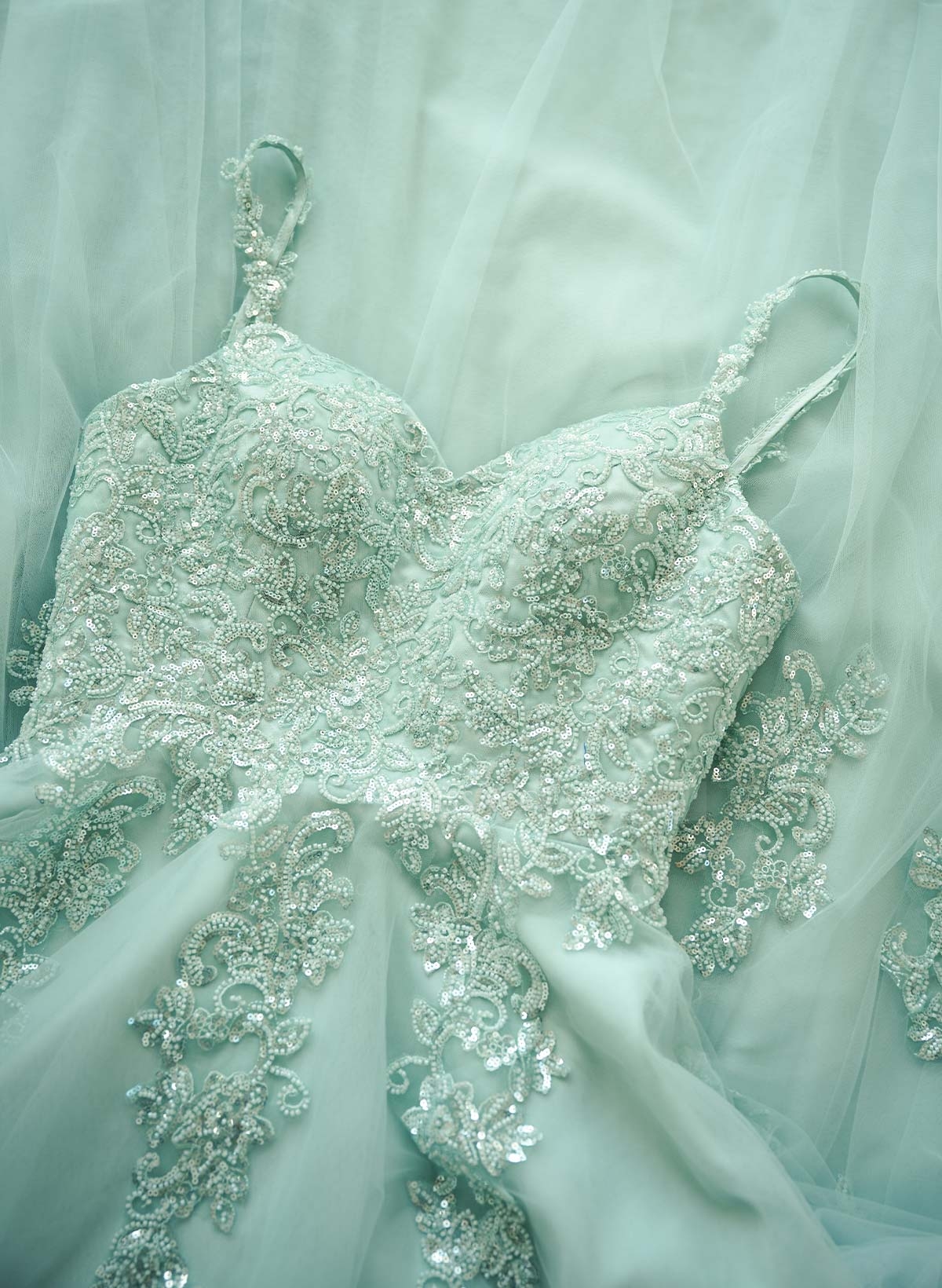 Modest A-Line V-Neck Lace Applique Satin/Tulle Prom Dresses With High Split