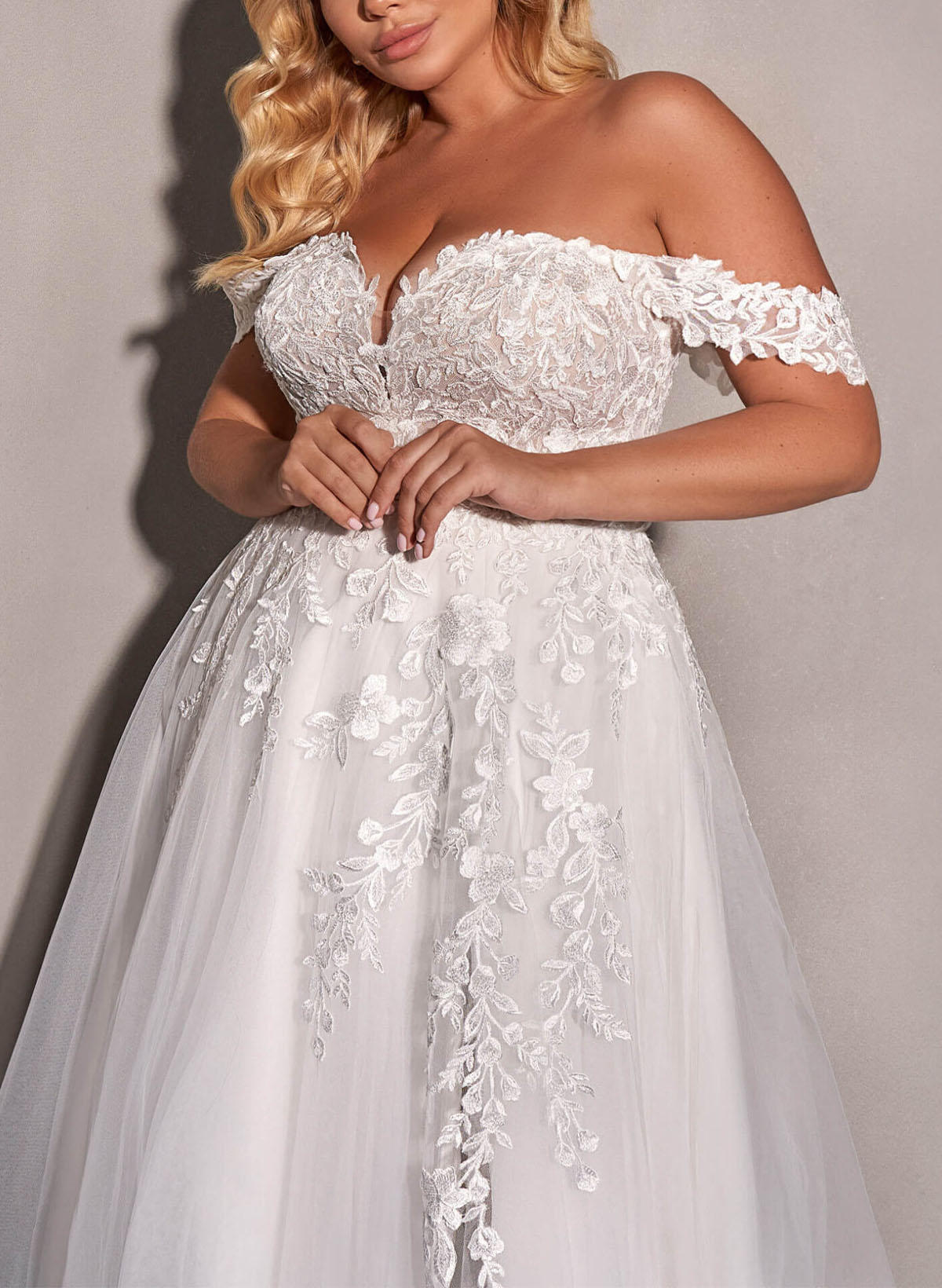 Exquisite A-Line Off-The-Shoulder Lace Tulle Wedding Desses With Lace Applique