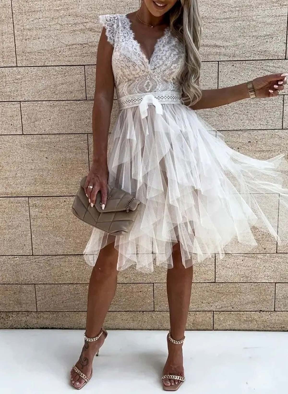 V-Neck Sleeveless A-Line Knee-Length Lace/Tulle Homecoming Dresses With Ruffle