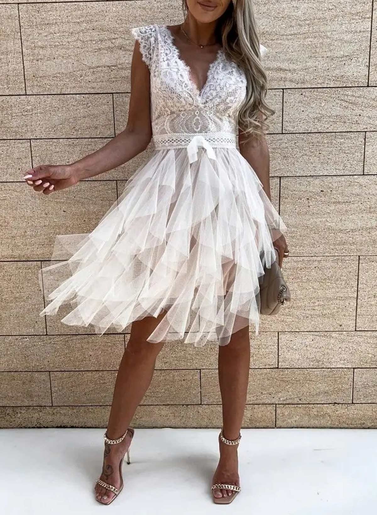 V-Neck Sleeveless A-Line Knee-Length Lace/Tulle Homecoming Dresses With Ruffle