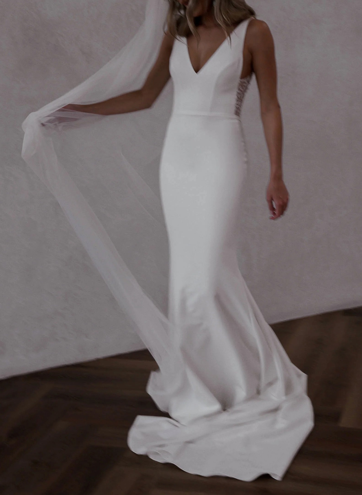Elegant V-Neck Sleeveless Mermaid Court Train Elastic Satin Wedding Dresses With Lace/Flower(s)