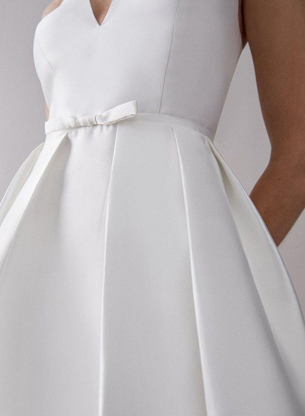 Elegant Plunge Neck Sleeveless A-Line Floor-Length Matte Satin Wedding Dresses With Bow(s)