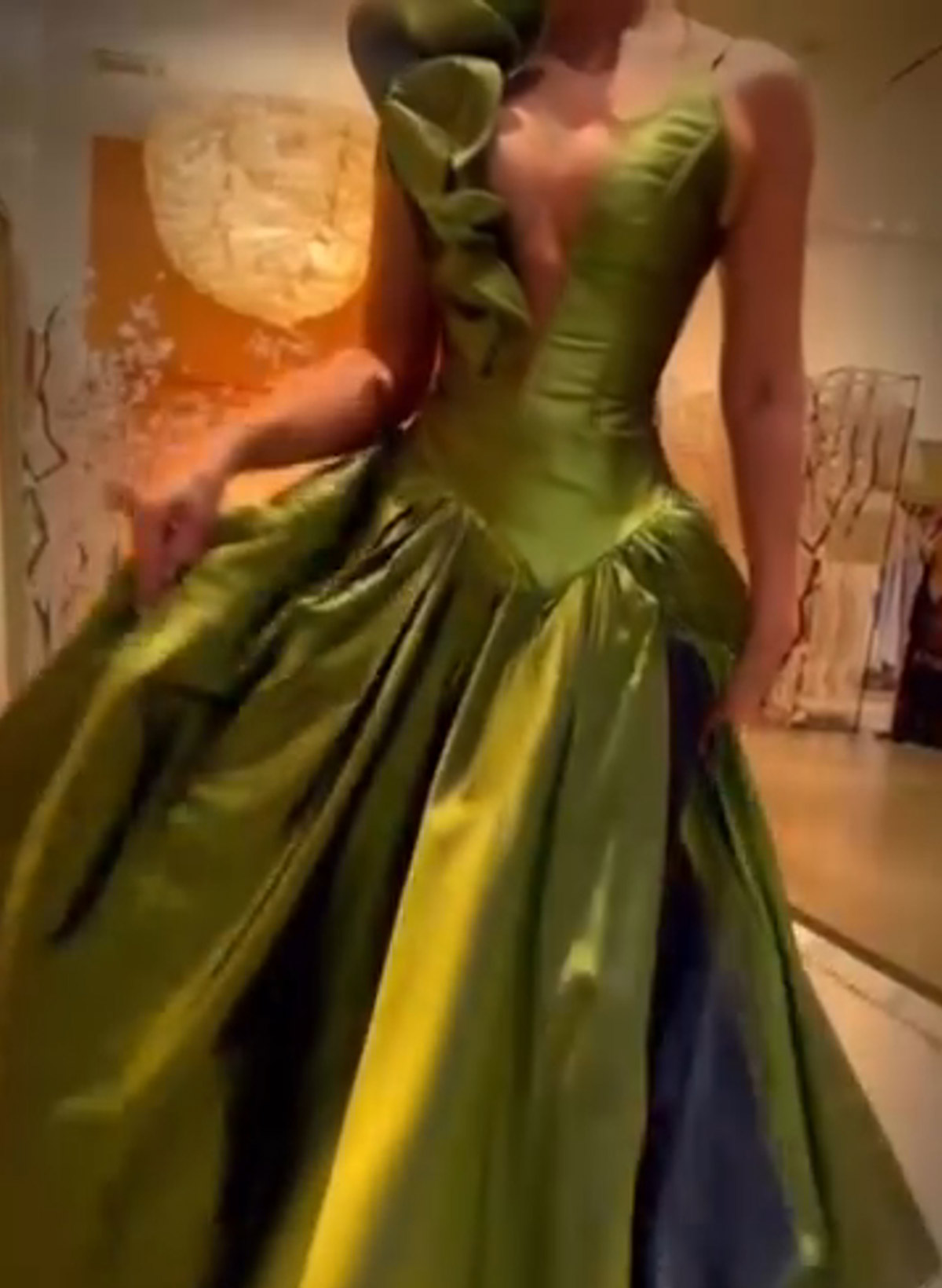 Elegant Plunge Neck Sleeveless A-Line Sweep Train Evening Dresses With Ruffle/Pockets/High Split