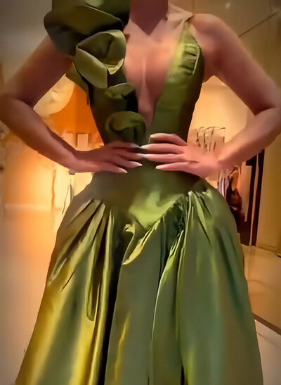 Elegant Plunge Neck Sleeveless A-Line Sweep Train Evening Dresses With Ruffle/Pockets/High Split