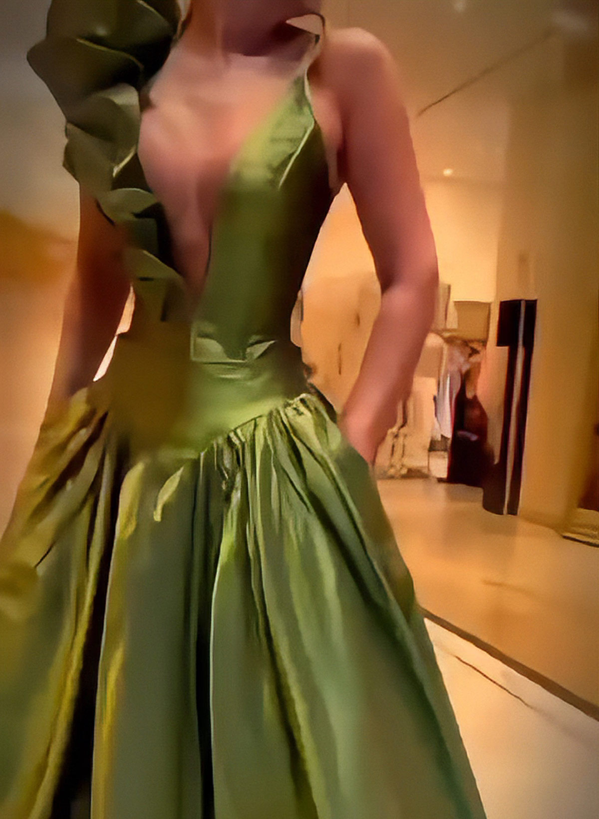 Elegant Plunge Neck Sleeveless A-Line Sweep Train Evening Dresses With Ruffle/Pockets/High Split