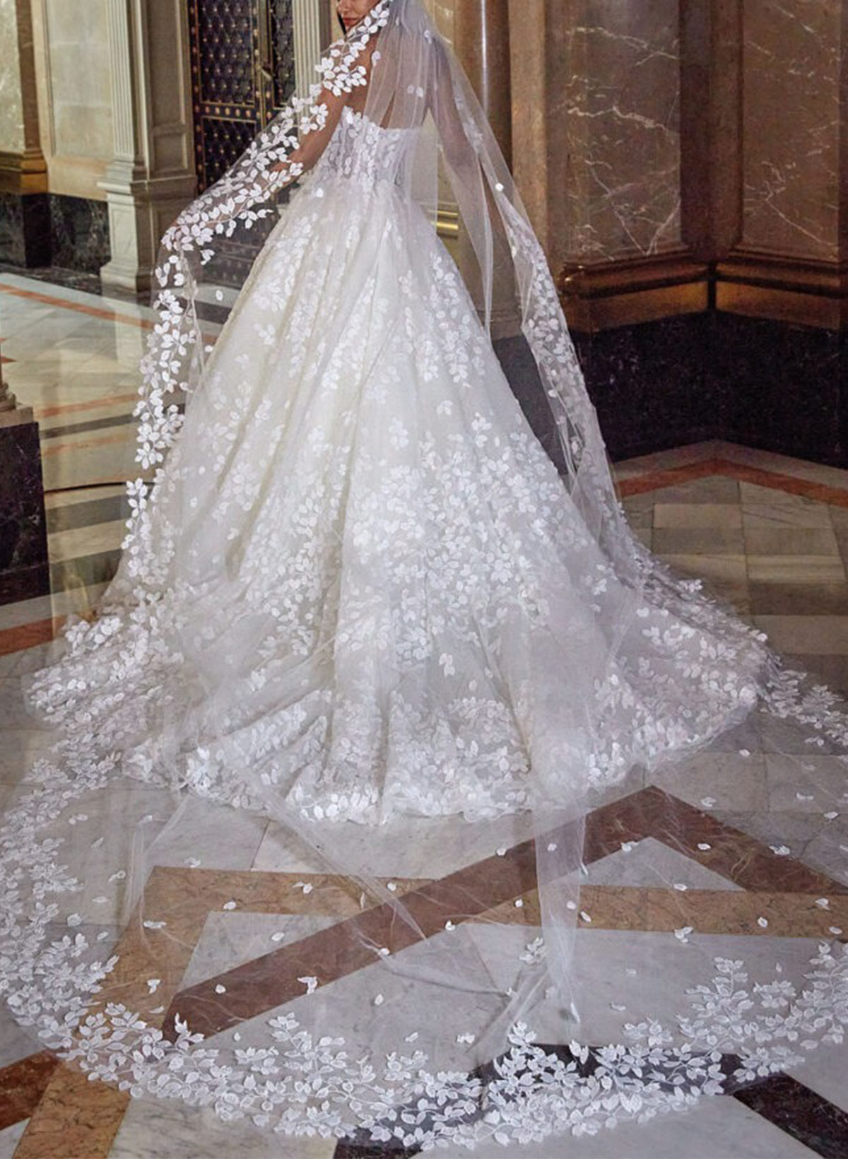 Ball-Gown Sweetheart Sleeveless Court Train Wedding Dresses With Appliques Lace