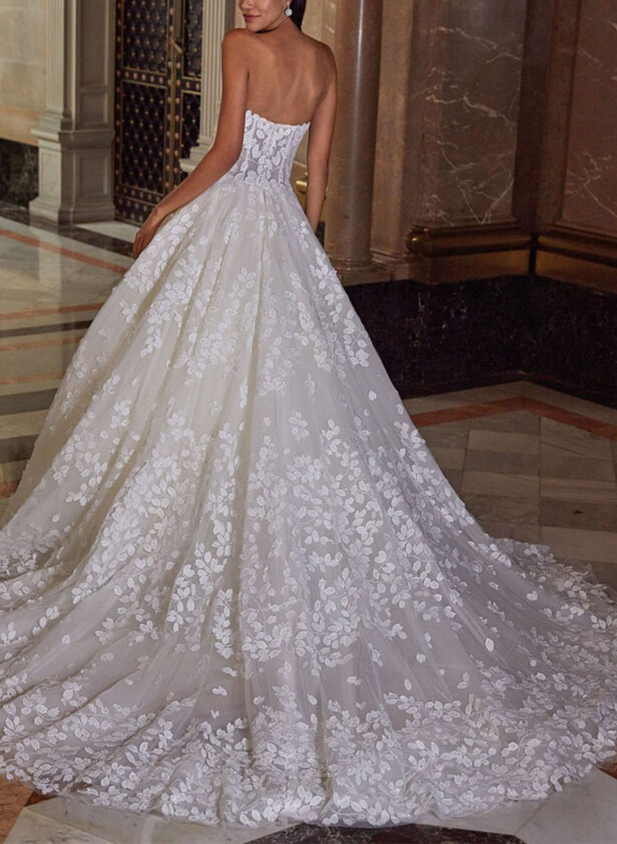 Ball-Gown Sweetheart Sleeveless Court Train Wedding Dresses With Appliques Lace
