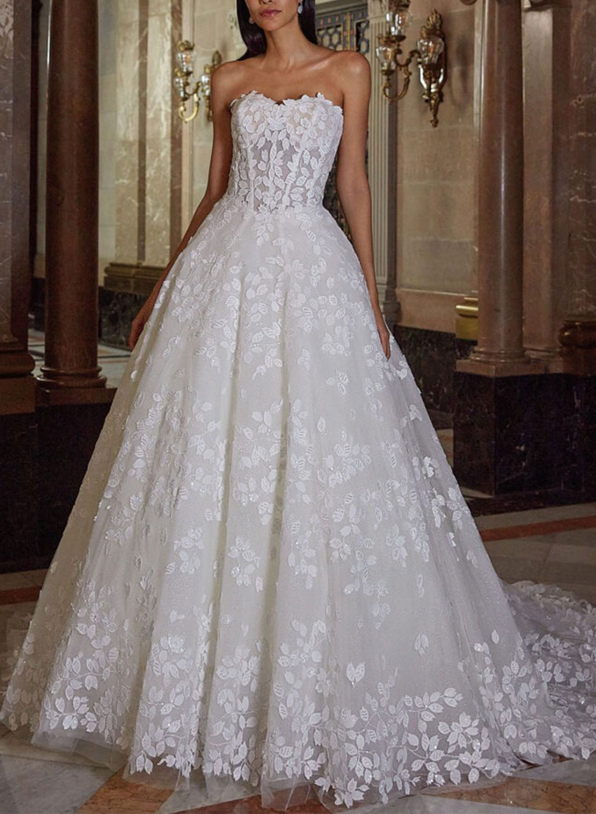 Ball-Gown Sweetheart Sleeveless Court Train Wedding Dresses With Appliques Lace