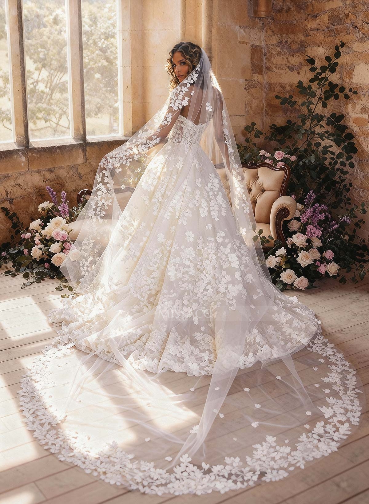 Ball-Gown Sweetheart Sleeveless Court Train Wedding Dresses With Appliques Lace