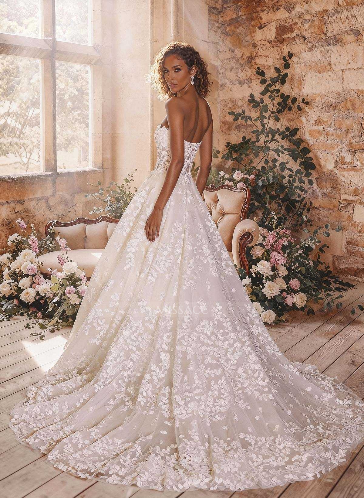 Ball-Gown Sweetheart Sleeveless Court Train Wedding Dresses With Appliques Lace