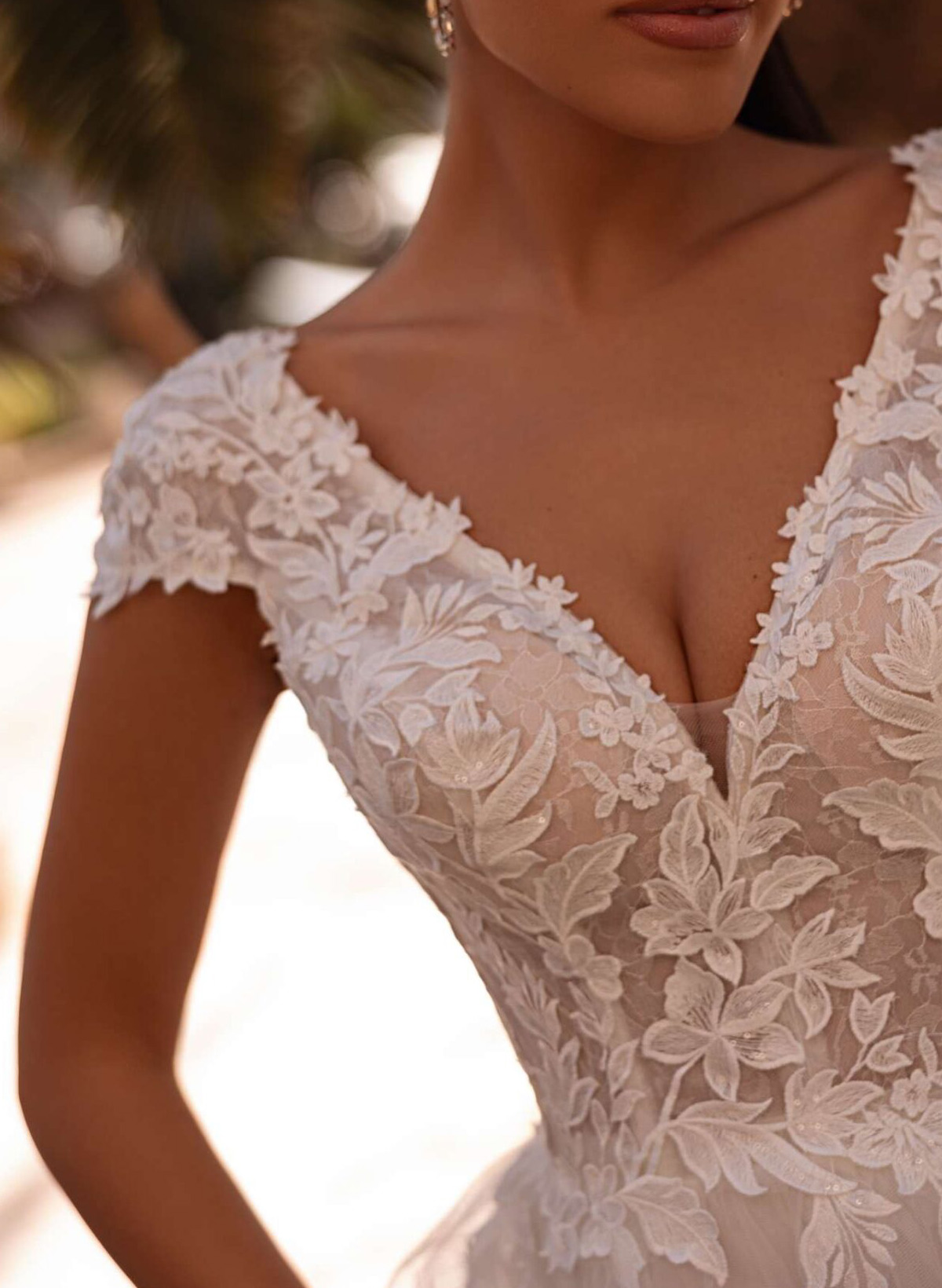 A-Line V-Neck Short Sleeves Chapel Train Satin Tulle Wedding Dresses With Appliques Lace