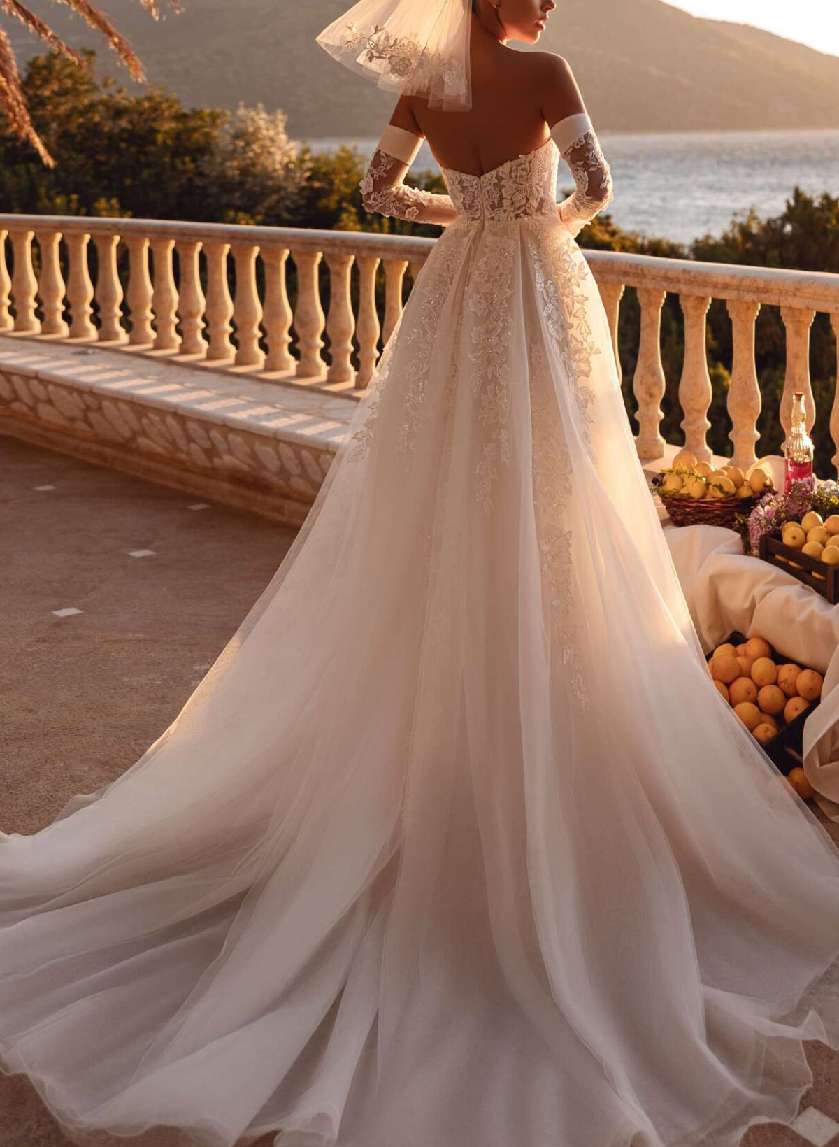 A-Line Sweetheart Sleeveless Court Train Satin Wedding Dresses With Appliques Lace Flower(s)