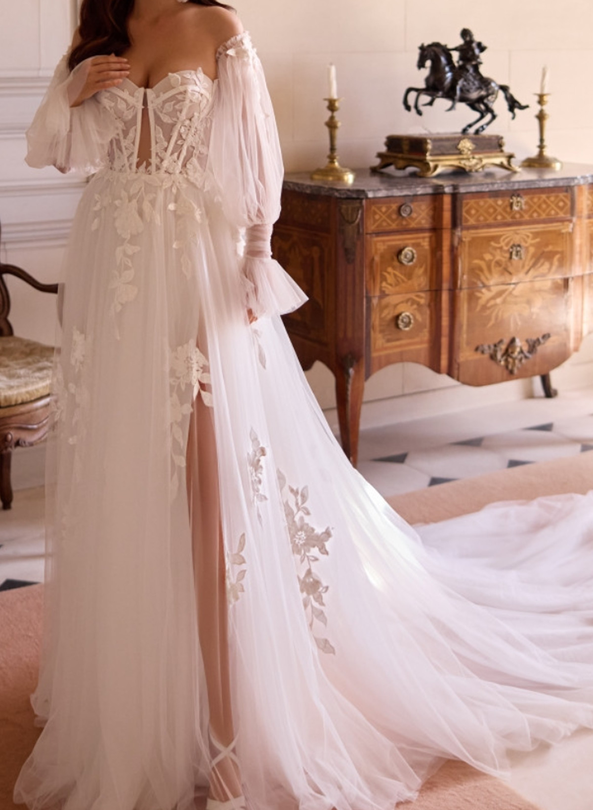 A-Line Sweetheart Long Sleeves Chapel Train Chiffon Tulle Wedding Dresses With Appliques Lace High Split Bubble Hem
