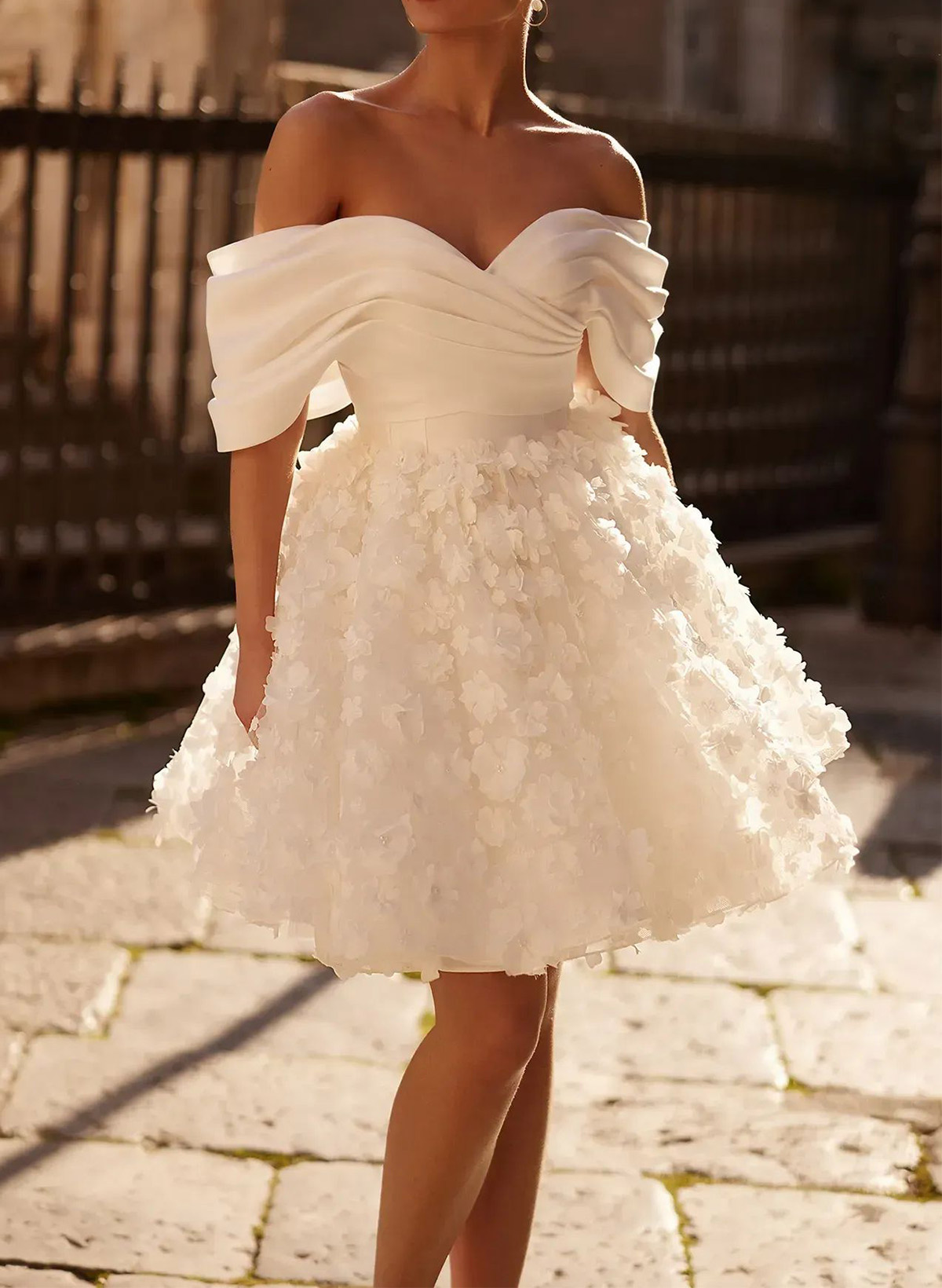 A-Line Off-The-Shoulder Sleeveless Short/Mini Wedding Dresses With Appliques Lace