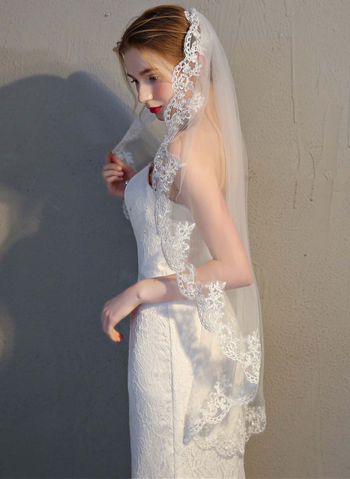 Lace Applique Edge Floral One-Tier Tulle/Lace Fingertip Bridal Veils