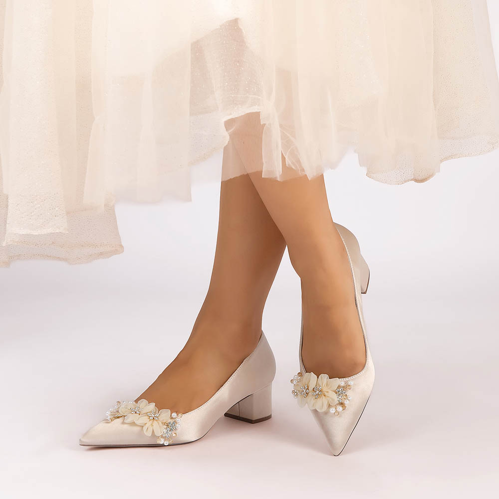 Low Heel Silk Like Satin Point Toe Wedding Shoes With Rhinestone/Imitation Pearl/Flower