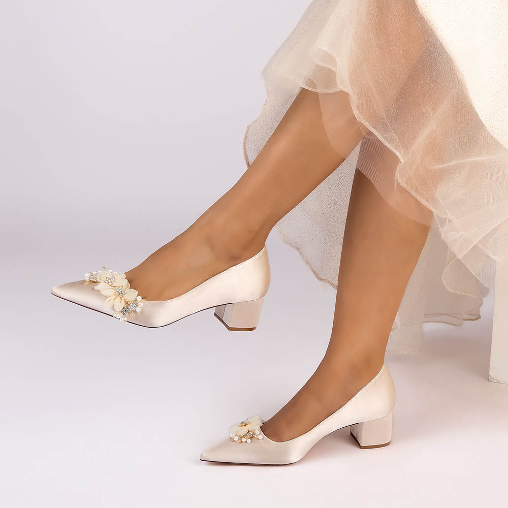 Low Heel Silk Like Satin Point Toe Wedding Shoes With Rhinestone/Imitation Pearl/Flower