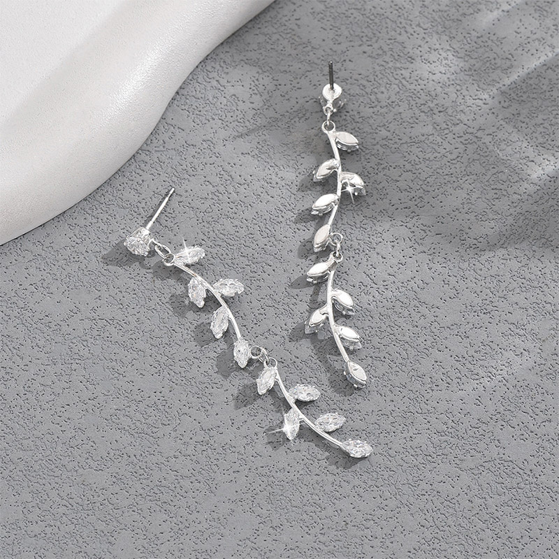 Long Temperament Earrings With Diamonds