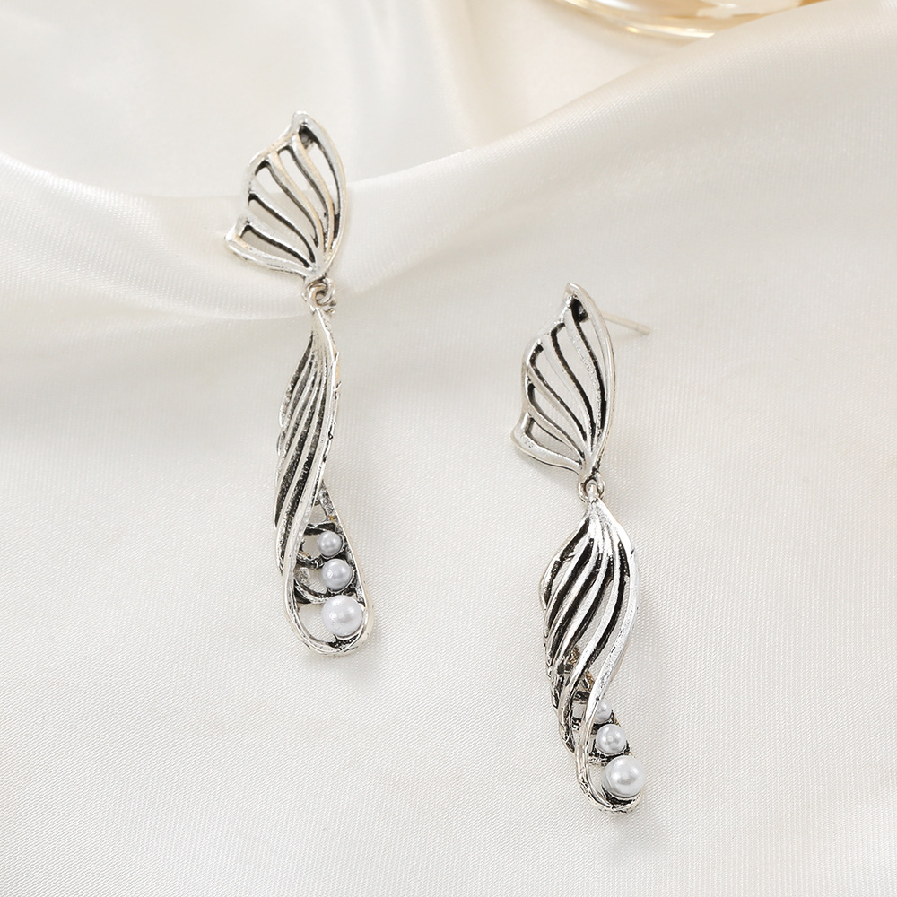 Butterfly Curve Pearl Earrings