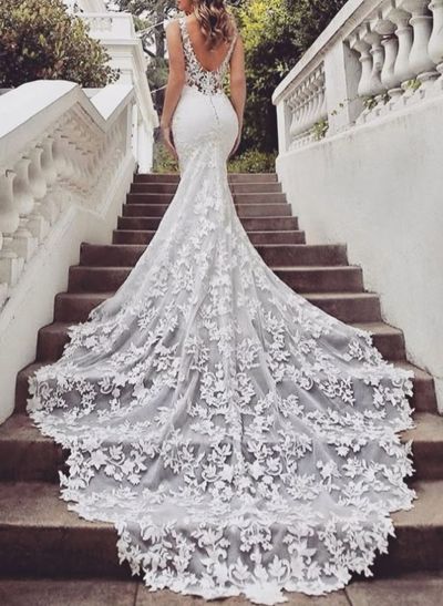 Free-Spirited Trumpet/Mermaid V-Neck Lace Wedding Dresses With Appliques Lace