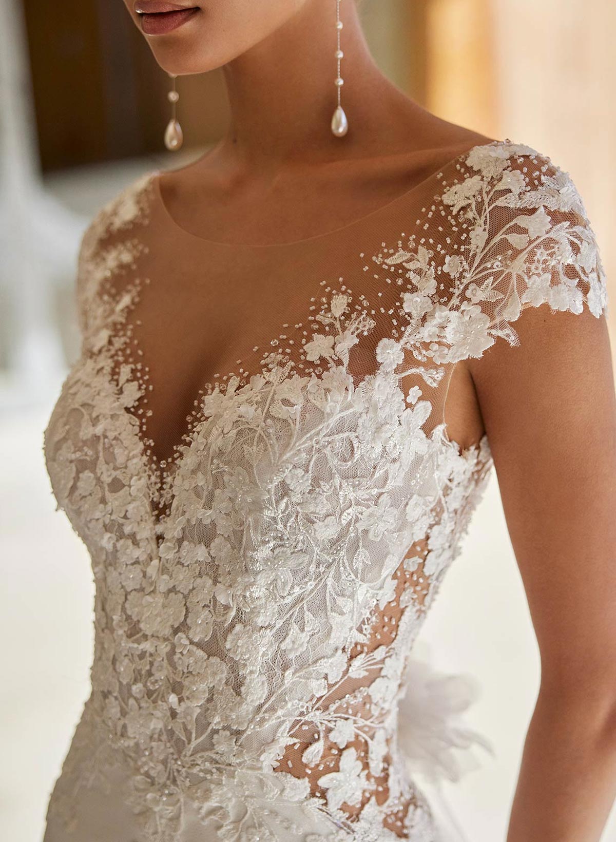Elegant Lace Illusion Neck Open Back Royal Chiffon/Tulle Wedding Dresses With Flower(s)