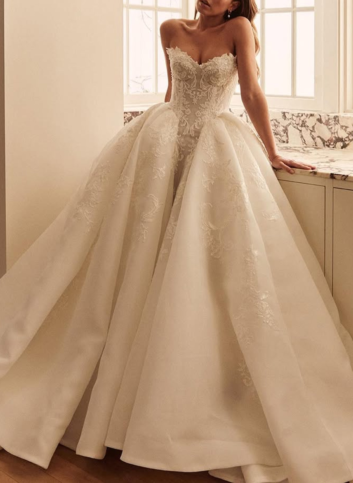 Elegant Sweetheart Sleeveless Ball-Gown Chapel Train Lace Wedding Dresses