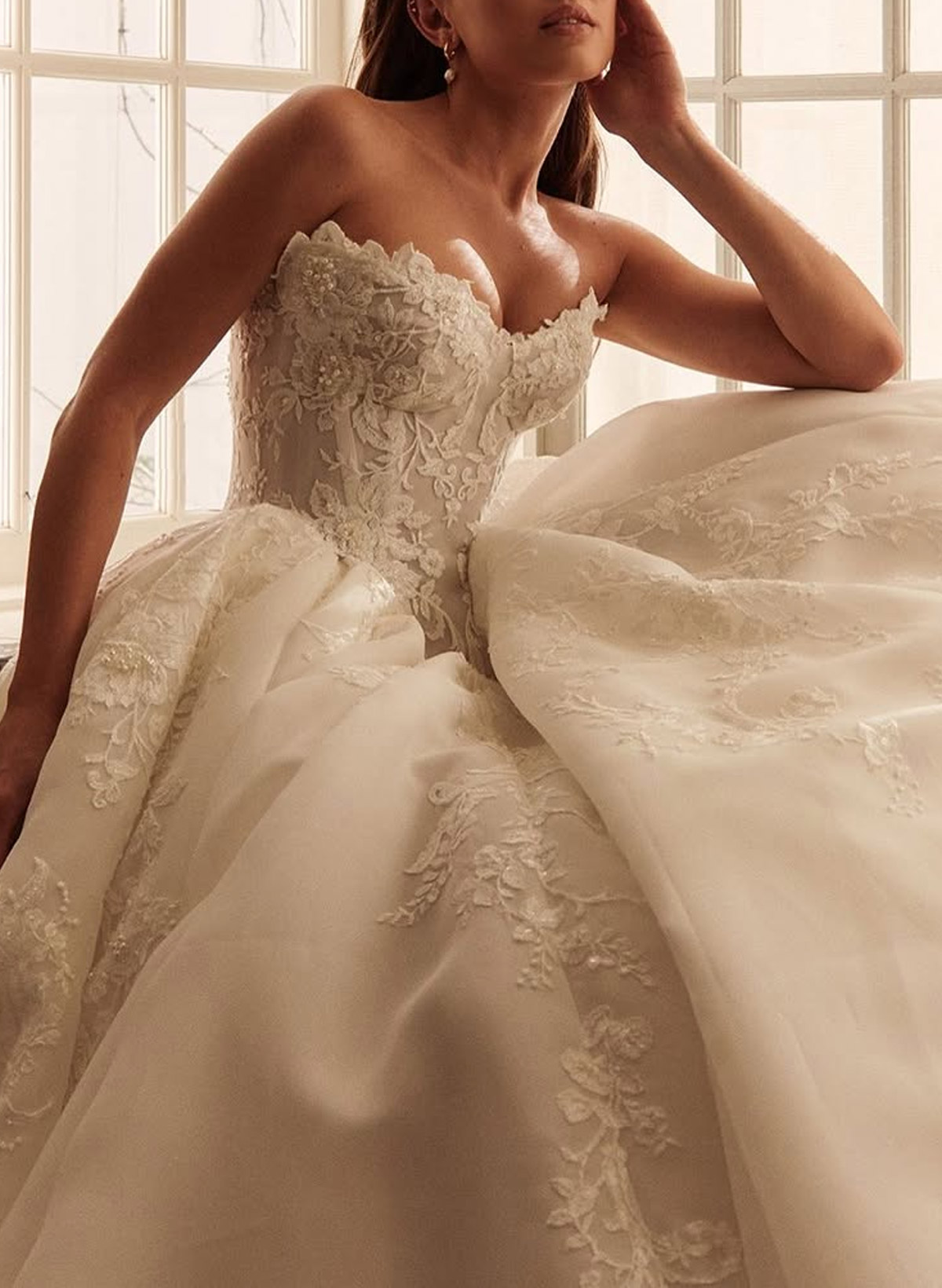 Elegant Sweetheart Sleeveless Ball-Gown Chapel Train Lace Wedding Dresses