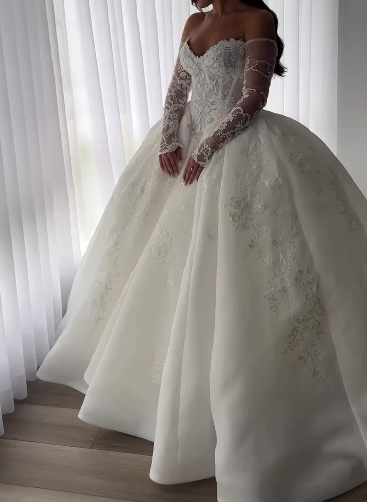 Elegant Sweetheart Sleeveless Ball-Gown Chapel Train Lace Wedding Dresses