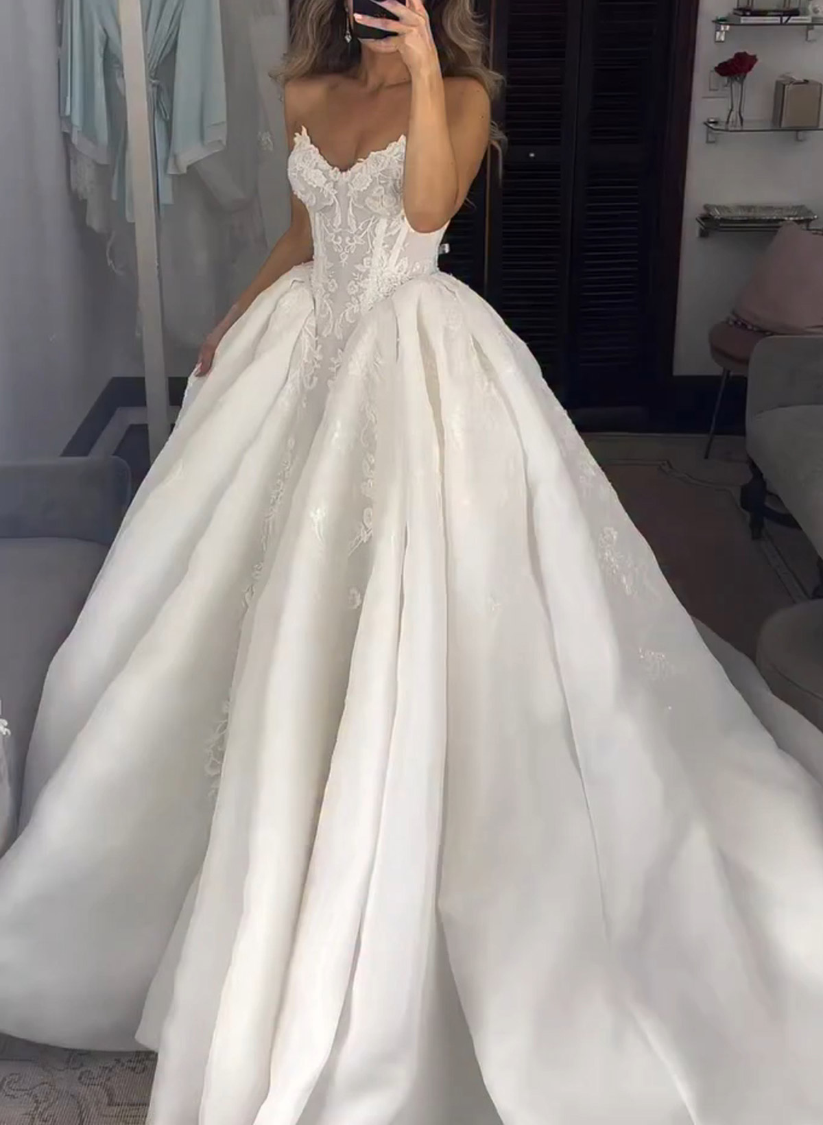 Elegant Sweetheart Sleeveless Ball-Gown Chapel Train Lace Wedding Dresses