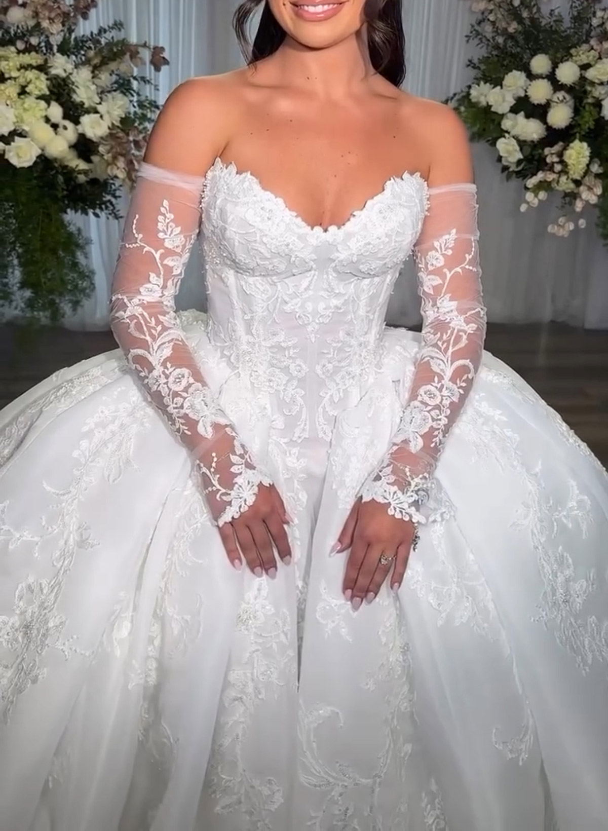 Elegant Sweetheart Sleeveless Ball-Gown Chapel Train Lace Wedding Dresses