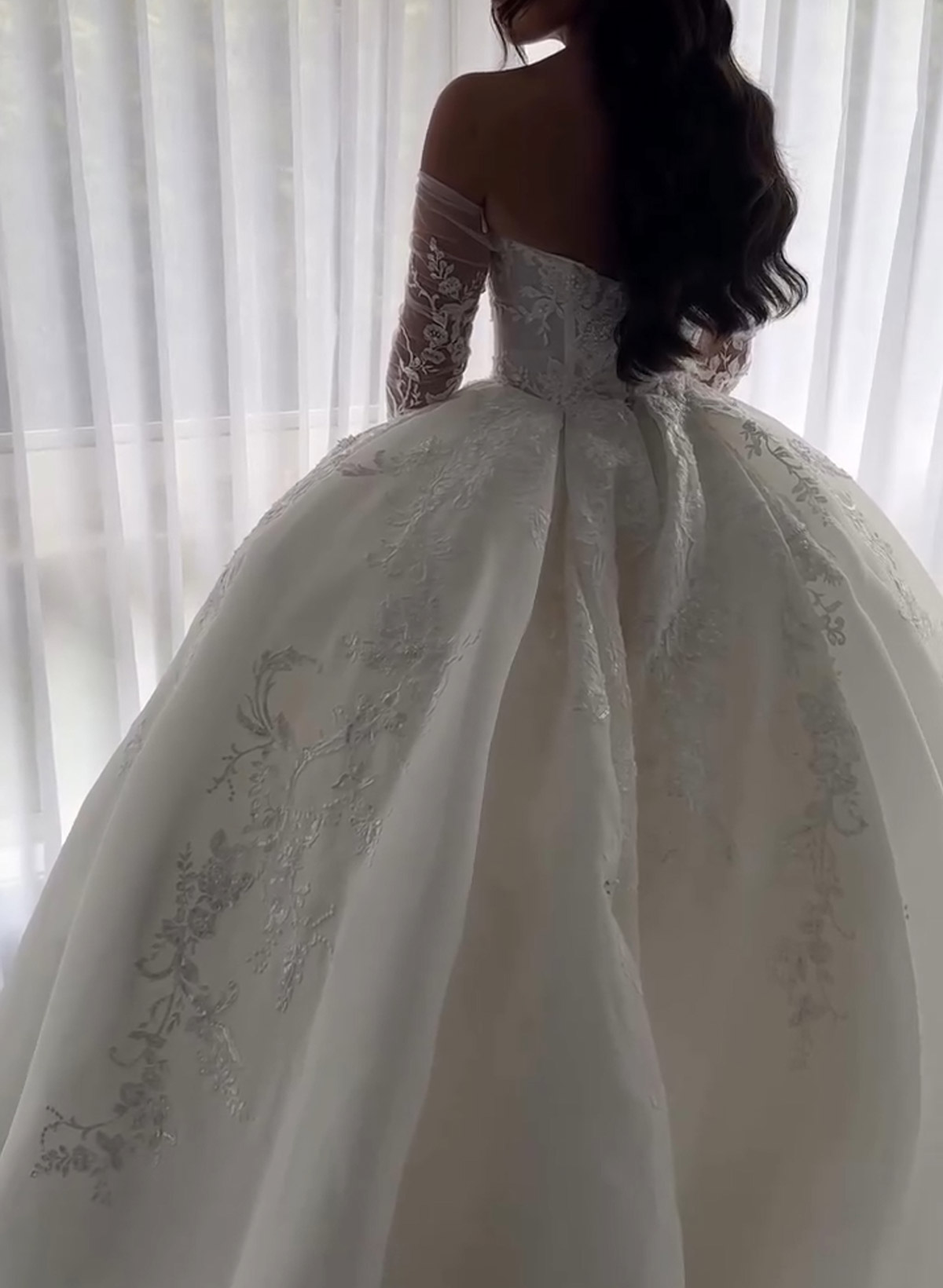 Elegant Sweetheart Sleeveless Ball-Gown Chapel Train Lace Wedding Dresses