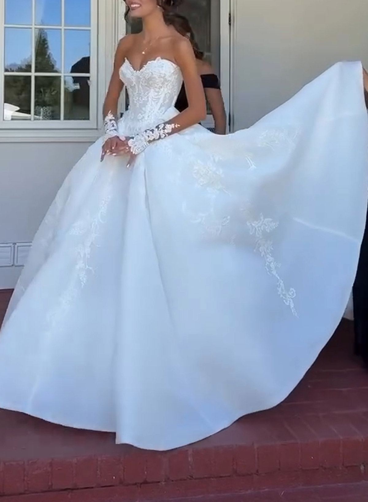 Elegant Sweetheart Sleeveless Ball-Gown Chapel Train Lace Wedding Dresses