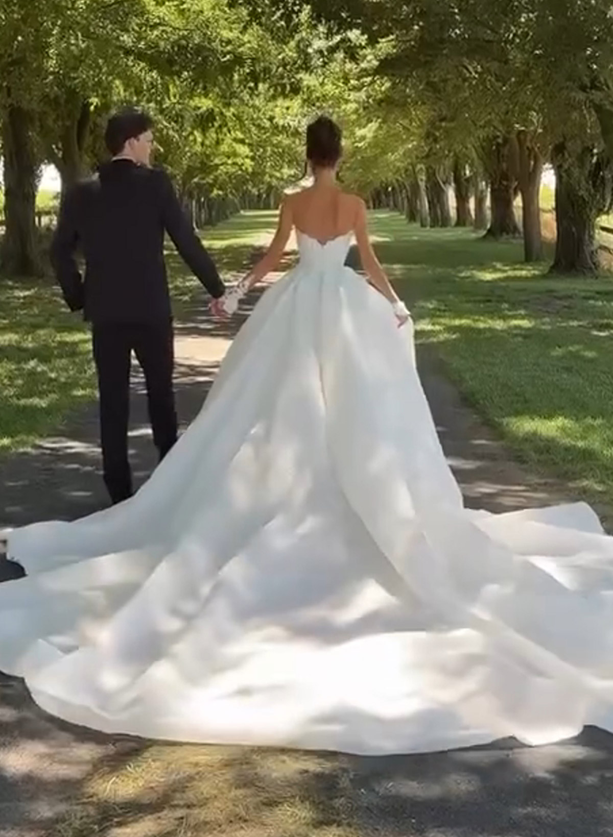 Elegant Sweetheart Sleeveless Ball-Gown Chapel Train Lace Wedding Dresses